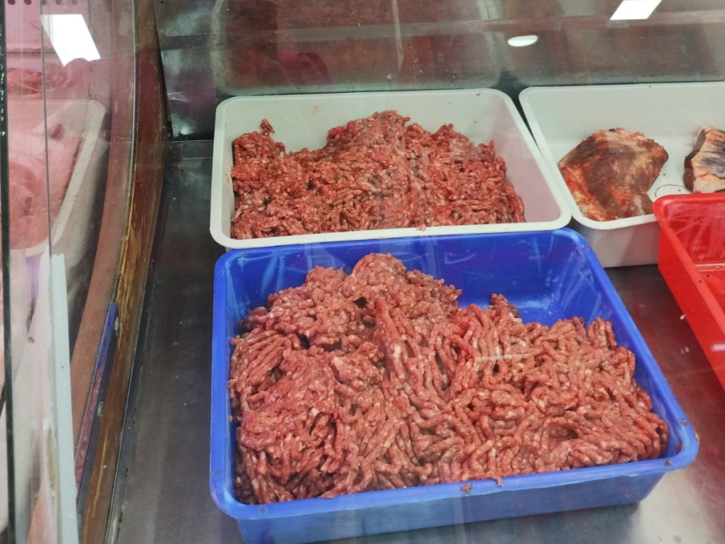 Prohibida, pero visible: carnicerías de La Rioja siguen exhibiendo carne picada pese a las restricciones legales