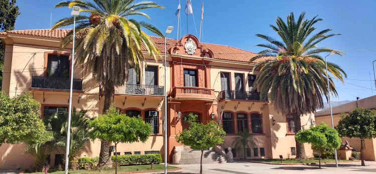 ¿Los empleados públicos de La Rioja están obligados a jubilarse cuando cumplen con los requisitos legales?